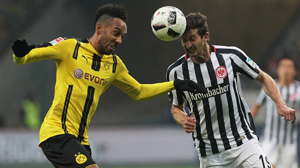 Pierre-Emerick Aubameyang berusaha mengambil bola dari David Abraham. - INDOSPORT